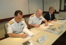 Prof. Ricardo Bergmann e representantes da Marinha do Brasil no momento da assinatura do acordo. Fotógrafo Antônio Albuquerque. Acervo do Núcleo de Memória.