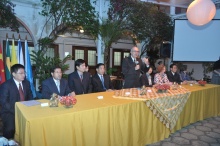 O Reitor Prof. Pe. Josafá S.J. discursa na cerimônia de inauguração do Instituto Confucius. Fotógrafo Antônio Albuquerque. Acervo do Núcleo de Memória.