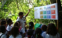 Apresentação da coleta seletiva para alunos do projeto Jornadas Ecológicas. Fotografia do prof. Roosevelt Fidelis de Souza. Acervo do NIMA.