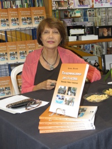 A profa. Lenira Alcure com o seu livro durante o lançamento. Fotógrafo Antônio Albuquerque. Acervo do Núcleo de Memória.