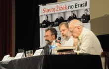 Mesa composta pelo prof. Paulo Fernando Carneiro de Andrade, Decano do CTCH, Zizek e Emir Sader. Fotógrafo Bruno Pereti. Acervo do Projeto Comunicar.
