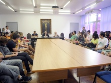 Posse das chapas vencedoras das eleições estudantis na sala do Conselho Universitário. Acervo do Projeto Comunicar.