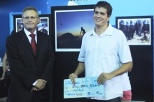 Prêmio pelo primeiro lugar no concurso Um novo clique, do Jornal O Globo, entregue a Felipe Fittipaldi. Fotógrafo Bruno Pereti. Acervo do Projeto Comunicar.