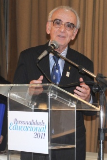 Pe. Pedro Guimarães Ferreira discursa durante o evento. Acervo do jornal Folha Dirigida.
