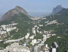 Vista aérea do bairro da Gávea, com a PUC-Rio ao centro. Fotógrafo Nilo Lima. Acervo do Núcleo de Memória.