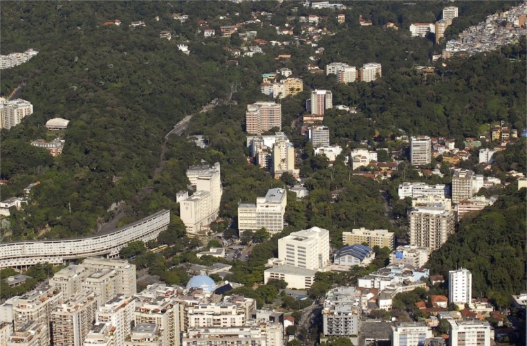 Vista aérea da PUC-Rio. Estão visíveis o Túnel Acústico da Auto-Estrada Lagoa-Barra, o Conjunto Habitacional Marquês de São Vicente (Minhocão), o Planetário da Gávea, o Instituto Gênesis, o prédio do Núcleo Regional de Competência em Petróleo e Gás, o Edifício Garagem e o Espaço Cultural e Esportivo Padre Ormindo Sodré Viveiros de Castro S.J.. 2010. Fotógrafo Nilo Lima. Acervo do Núcleo de Memória.