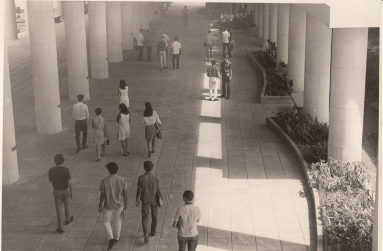 Alunos e professores caminham nos pilotis do Edifício da Amizade. 1967. Fotógrafo desconhecido. Acervo do Núcleo de Memória.