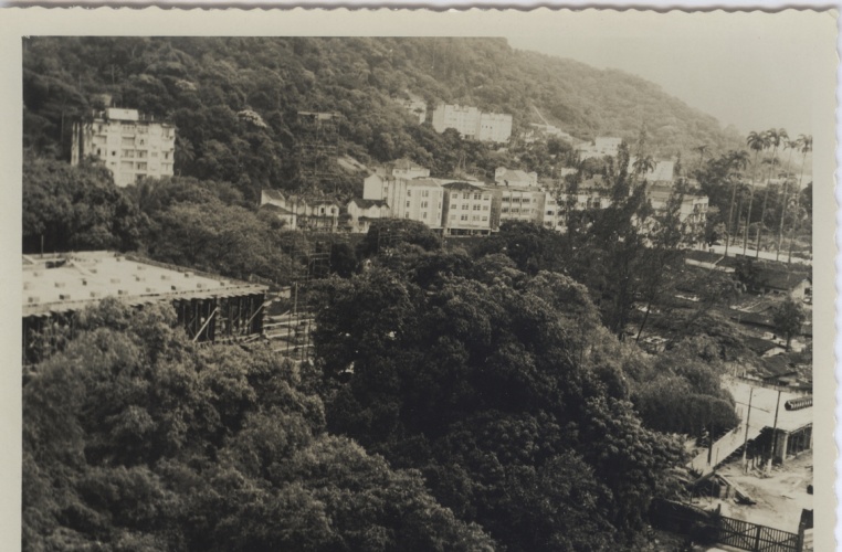 Construção do Edifício da Amizade e ao fundo, do lado direito, o Parque Proletário da Gávea. Vista a partir do Edifício Cardeal Leme. 1964. Fotógrafo desconhecido. Acervo do Núcleo de Memória.