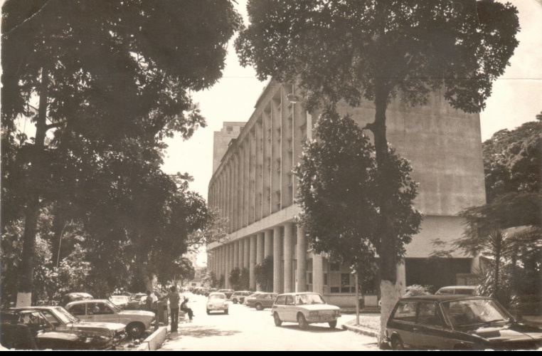 Vista do Edifício Cardeal Leme a partir de um ponto próximo ao RDC. 1980. Fotógrafo Antônio Albuquerque. Acervo do Núcleo de Memória.