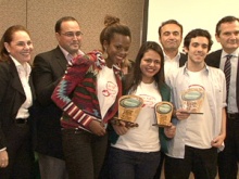 Estudantes recebem prêmio dos organizadores na final do desafio nacional. Foto: TV PUC. Acervo do Projeto Comunicar