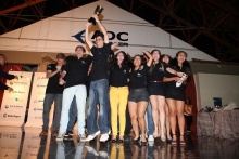 A equipe AeroRio comemora sua vitória. Fonte: divulgação do evento, www.saebrasil.org.br.