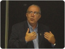 O Reitor Prof. Pe. Josafá S.J. durante a Aula Magna realizada na sala K102. Fotógrafa Patrícia Côrtes. Acervo do Portal PUC-Rio Digital.
