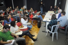 Mesa com os debatedores e a plateia na sala K102. Fotógrafo Antônio Albuquerque. Acervo do Núcleo de Memória.
