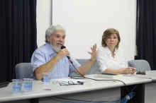 O Prof. Lev Grinberg e a Profa. Maria Alice Rezende de Carvalho (SOC). Fotógrafo Antônio Albuquerque. Acervo do Núcleo de Memória.
