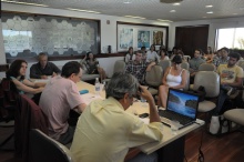 Palestrantes e público na sala de reuniões do Decanato do CTC. Fotógrafo Antônio Albuquerque. Acervo do Núcleo de Memória.