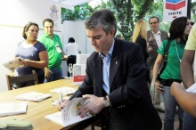 O Prof. André Lacombe autografa um dos livros durante o lançamento na Mostra PUC. Fotógrafa Pamella Vasconcellos. Acervo do Projeto Comunicar.