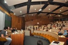 Mesa de debates após a exibição do filme no auditório do RDC. Fotógrafa Pamella Vasconcellos. Acervo do Projeto Comunicar.
