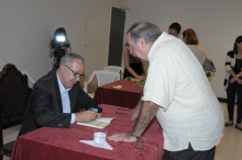 O Reitor Prof. Pe. Josafá autografa o livro para o Prof. Miguel Pereira (COM). Fotógrafo Antônio Albuquerque. Acervo do Núcleo de Memória.