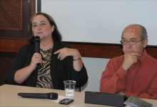 A Professora Maria Clara Bingemer (TEO) e o Padre Carlos Palácio S.J. Fotógrafo Antônio Albuquerque. Acervo do Núcleo de Memória.
