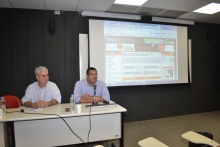 O Prof. Leonel Aguiar e Marcelo Moreira na sala K102. Fotógrafo Antônio Albuquerque. Acervo do Núcleo de Memória.