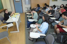 Apresentação da Profa. Maria Regina Soares na sala F310. Fotógrafo Antônio Albuquerque. Acervo do Núcleo de Memória.