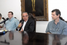 O Prof. Welles Morgado, o Reitor Prof. Pe. Josafá S.J. e o Prof. Antônio Carlos Bruno. Fotógrafo Antônio Albuquerque. Acervo do Núcleo de Memória.