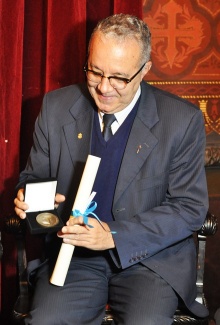 O Prof. Pe. Josáfa S.J. com medalha e o diploma de Sócio Benemérito.  Fotografa Carol Lucchetti. Acervo do Projeto Comunicar.