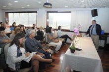 Apresentação de Gustavo Fuchs na sala de reuniões do Decanato do CTC. Fotógrafo Antônio Albuquerque. Acervo do Núcleo de Memória.