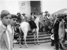 Revolucionários Gaúchos amarram seus cavalos no Obelisco da Av.Rio Branco, no centro do Rio de Janeiro.
