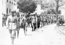 Grupo de soldados rebelados é conduzido à prisão na Ilha Grande após o levante comunista.