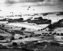 Tropas aliadas desembarcam na Normandia.