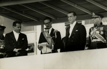 Jânio Quadros lê o discurso de posse entre Juscelino Kubitschek e João Goulart.