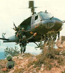 Helicóptero norteamericano desembarca tropas no Vietnã do Norte.