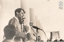 Robert Kennedy discursa na inauguração do busto de John Kennedy nos pilotis da Ala Kennedy.