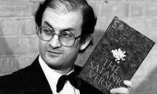 Salman Rushdie segura a edição inglesa de