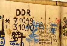 Fragmento do Muro de Berlim com inscrição alusiva ao final da Alemanha Comunista em 1990.