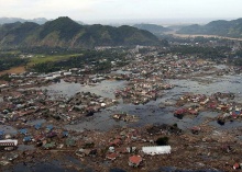 Cidade da costa da Sumatra destruída pelo tsunami.