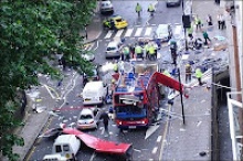 Ônibus atingido por uma das explosões produzidas pelo atentado terrorista de 2005 em Londres.