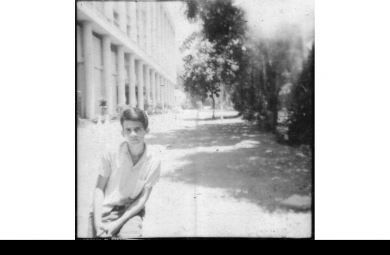 O funcionário Antônio Albuquerque aos 18 anos, em frente ao Edifício Cardeal Leme. Fotógrafo desconhecido. Acervo particular do fotógrafo Antônio Albuquerque.