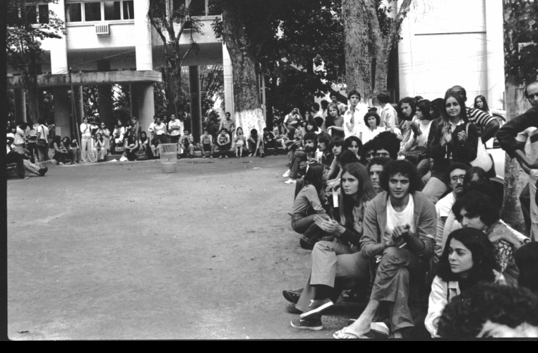 Alunos participam de sarau no estacionamento em frente à Ala Kennedy. 1979. Fotógrafo Alfredo Jefferson. Acervo do prof. Alfredo Jefferson.