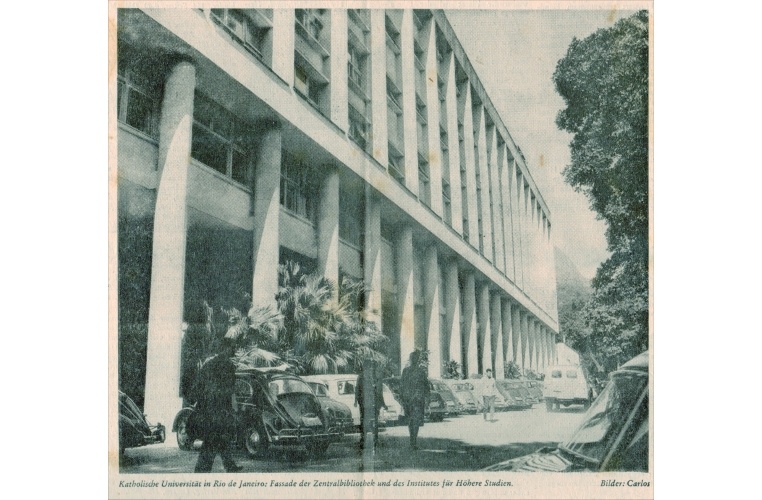 Vista do Edifício Cardeal Leme a partir da saída da segunda ponte sobre o Rio Rainha. Foto de um recorte de jornal alemão não identificado. 1968. Acervo da Reitoria.