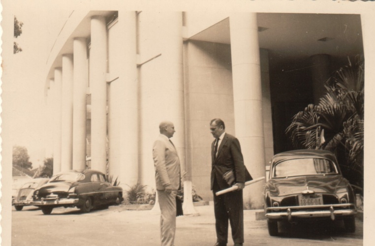 Edifício Cardeal Leme com carros estacionados em frente ao Bloco C. c. 1965. Fotógrafo desconhecido. Acervo da Vice-Reitoria de Desenvolvimento.