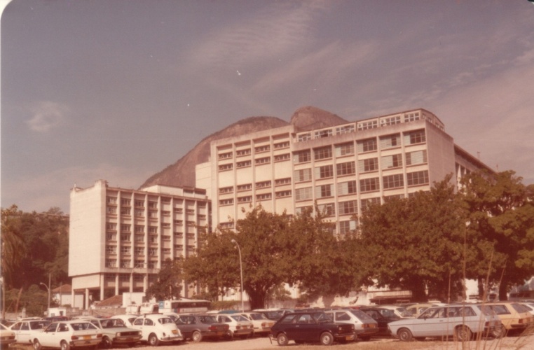 Vista a partir do estacionamento para o Edifício Cardeal Leme e a Ala Frings do Edifício da Amizade. 1985. Fotógrafo Antônio Albuquerque. Acervo da Vice-Reitoria de Desenvolvimento.