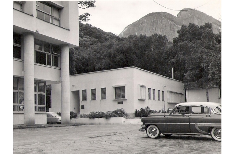 Final do Edifício Cardeal Leme, com o prédio do Centro de Dosimetria e, ao fundo, o Morro Dois Irmãos. c. 1960. Acervo do Departamento de Física.