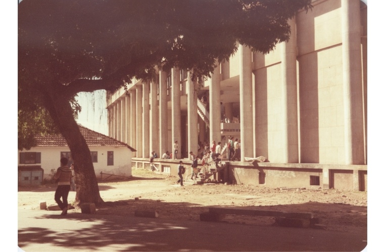 Em 1985 os jardins em frente ao Edifício Cardeal Leme ainda não haviam sido criados. Fotógrafo Antônio Albuquerque. Acervo do Núcleo de Memória. 