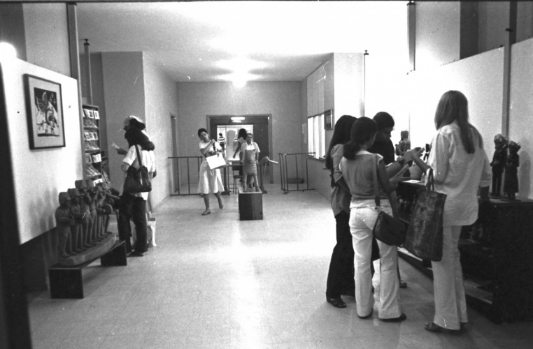 Exposição de Literatura de Cordel e de artesanato no hall de entrada da Biblioteca Central. 1978. Fotógrafo Antônio Albuquerque. Acervo do Núcleo de Memória.