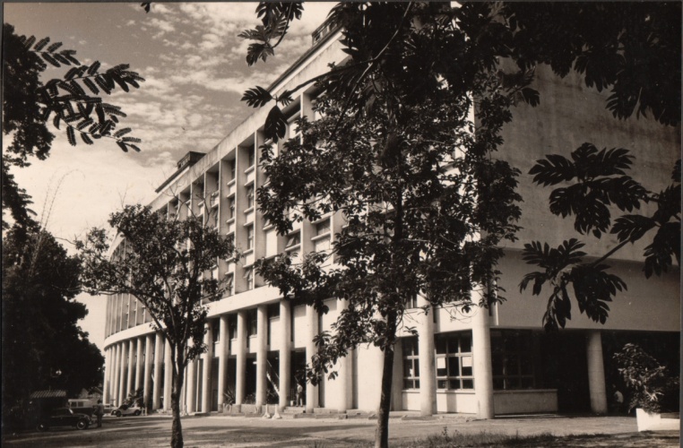 Vista do Edifício Cardeal Leme. À direita, no térreo, o Bar do Zé. c. 1960. Fotógrafo desconhecido. Acervo da Reitoria.