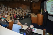 O Reitor Prof. Pe. Josafá S.J. apresenta o seu balanço das atividades da Universidade em 2013. Fotógrafo Antônio Albuquerque. Acervo do Núcleo de Memória.