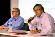 Os Professores Danilo Marcondes (FIL) e Edgar Lyra (FIL) no Auditório Padre Anchieta. Fotógrafo desconhecido. Acervo do Projeto Comunicar.