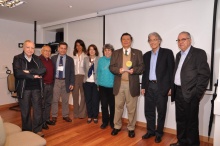 Na foto, com o troféu comemorativo dos 21 anos do PIUES, o Prof. Scavarda, e alguns dos presentes, como o Reitor Prof. Pe. Josafá S.J. Fotógrafa Gabriela Doria. Acervo do Projeto Comunicar.